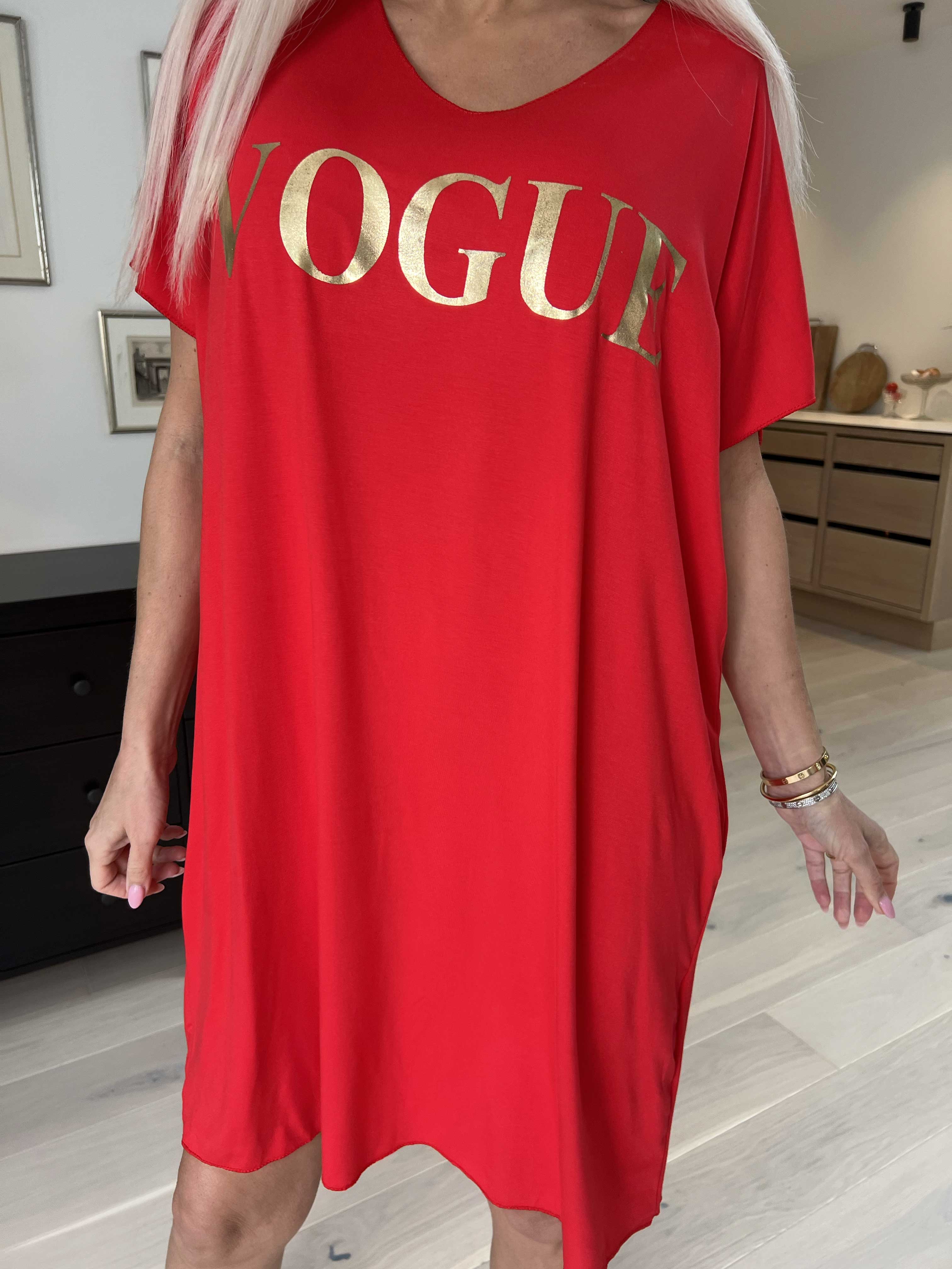 Vogue - Oversized t-shirtkjole i viskose med guld skrift
